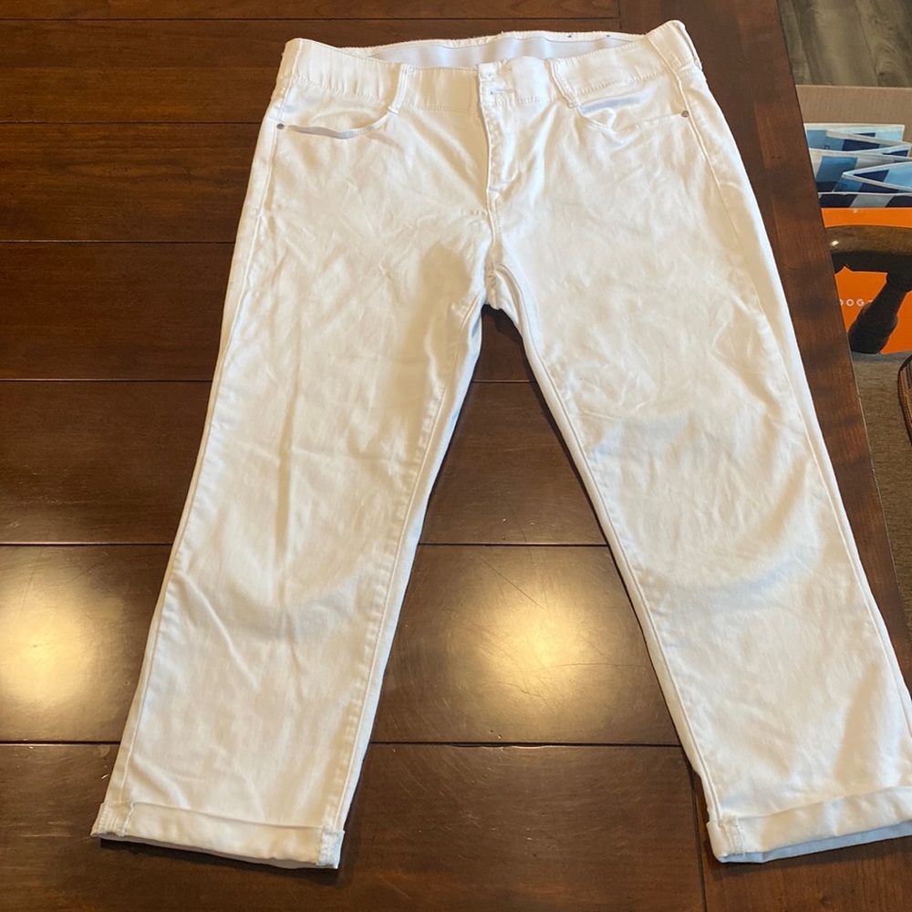 Capri APT 9 tummy control jeans 14 capri - white Can’t buy them anymore 😢